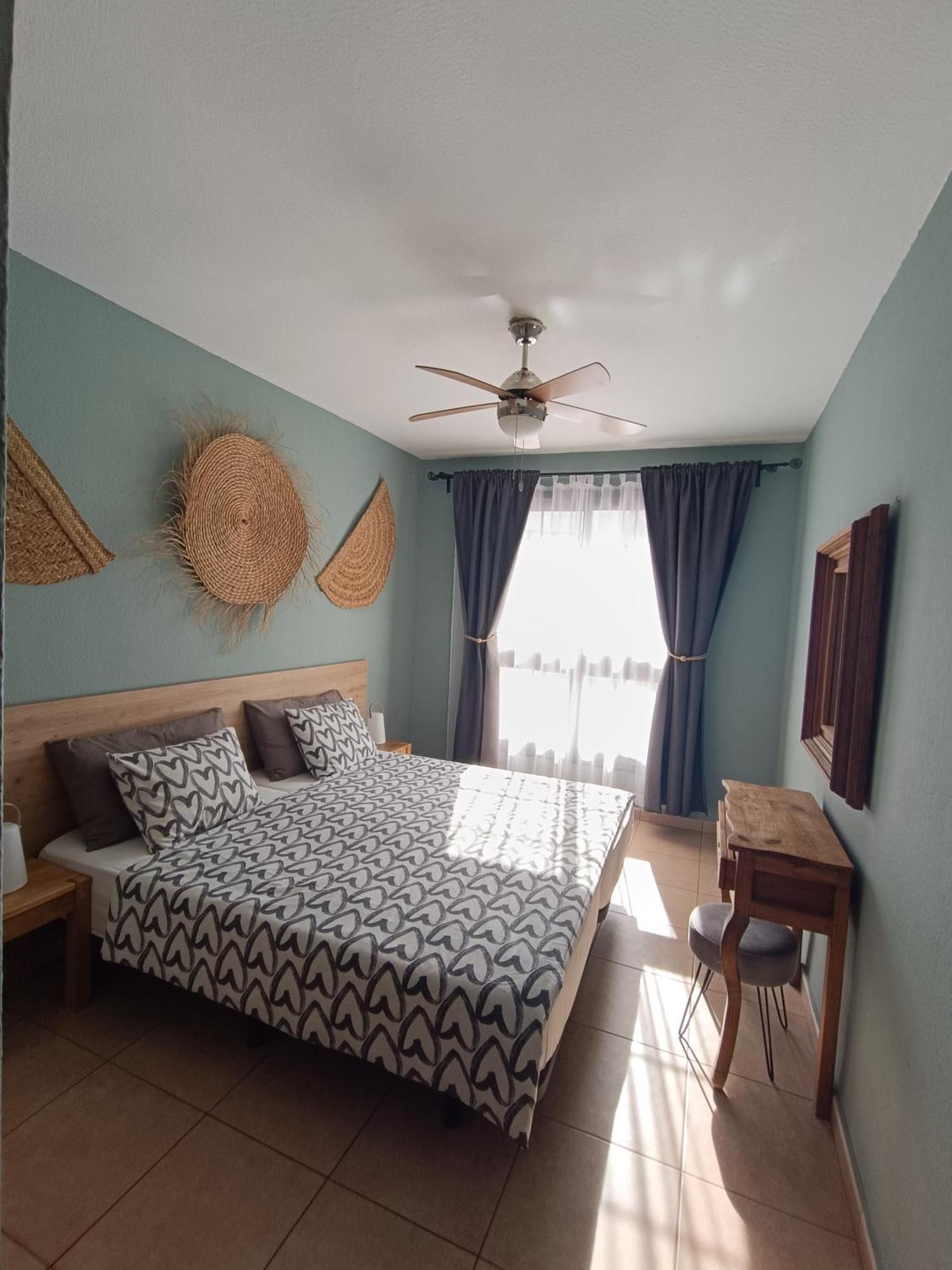Greatly Located Apartment With Heated Pool, Los Cristianos Los Cristianos  Eksteriør bilde